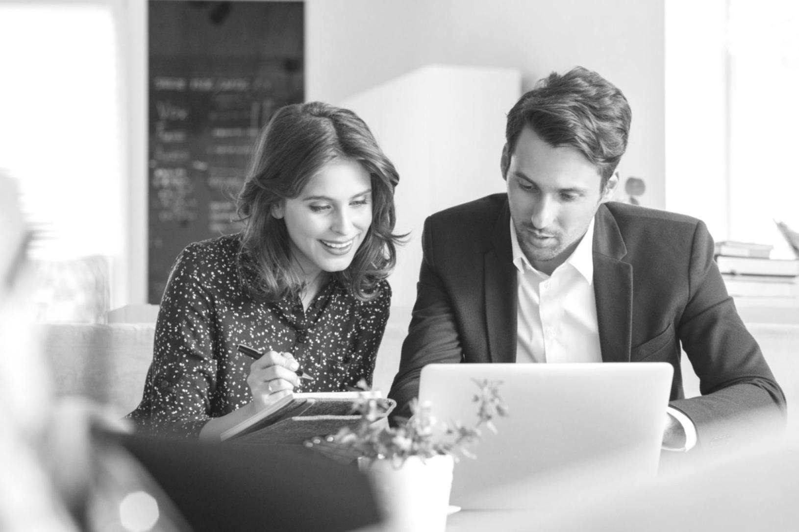 Analityk finansowy przy pracy z danymi rynkowymi